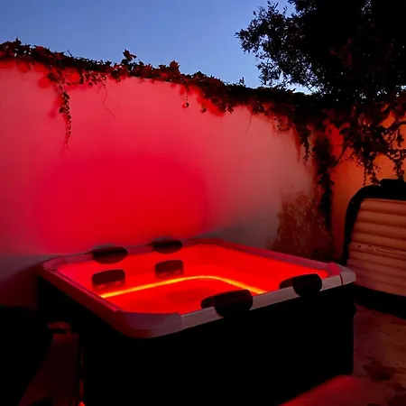 House With Jacuzzi Spa, Wifi, 2 Bedrooms בית נופש